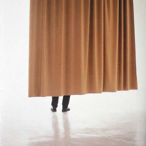 01 Maria Lindberg: Závěs který je přílíš krátký / A Curtain That Is Too Short ,1999