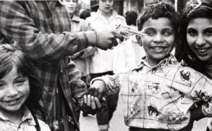 william-klein-gun-2-new-york-1955-painting-artwork-print-b-450x280