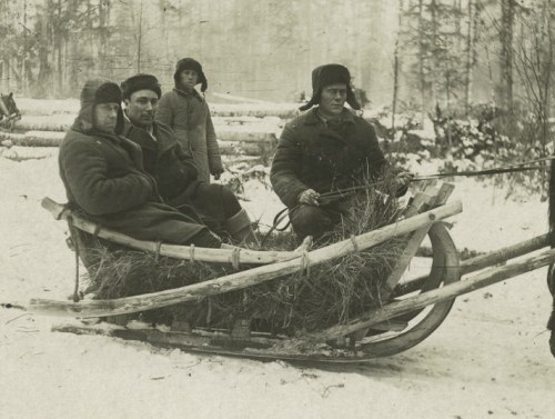 Gulag_prisoners_at_work_1936-1937